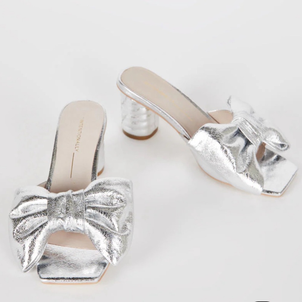 Details:

Leather upper
Leather lining
Memory foam footbed
Heel 2 7/16 inches